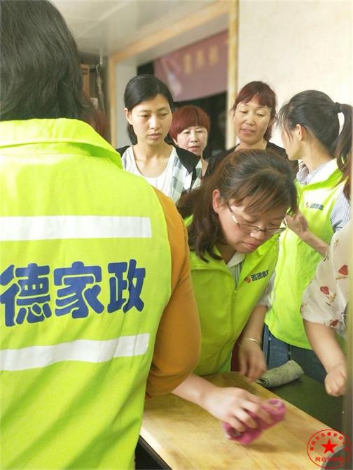 抱寶寶的正確姿勢(shì)。油田月嫂培訓(xùn)哪家好？油田家政公司哪家專業(yè)？